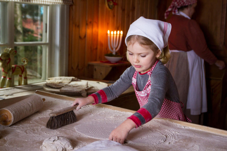 Zuckersüße Weihnachtsgrüße aus dem schwedischen Königshaus. Prinzessin Estelle ist mittlerweile schon ein echter Backprofi, denn jedes Jahr in der Adventszeit backt sie gemeinsam mit ihren Eltern. Dieses Jahr traditionelle schwedische Plätzchen.