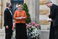 <p>Für die Wagner-Festspiele in Bayreuth 2021 kombiniert Merkel statt schwarzer Hose auch mal einen langen Rock. Durch edle Materialien wird ihr Alltags-Look zum festlichen Style.</p> 