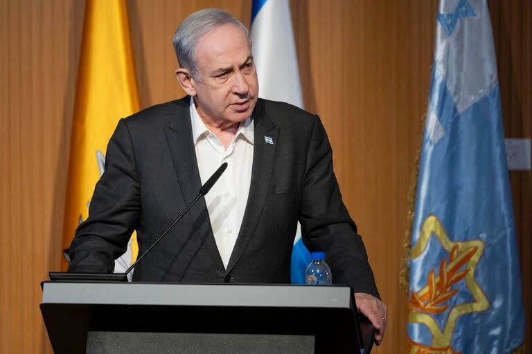 El primer ministro israelí, Benjamin Netanyahu, habla durante una visita a la base de la Unidad Yahalom de las FDI