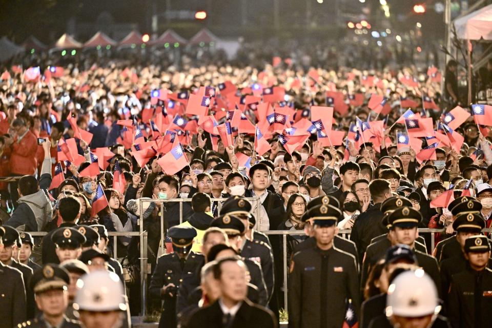 元旦升旗典禮吸引眾多民眾揮舞國旗參與。