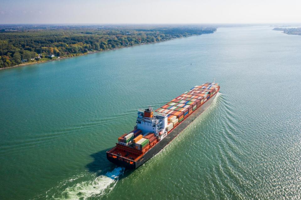 Un navire chargé de conteneurs remonte le fleuve Saint-Laurent, vers le port de Montréal. (Shutterstock)