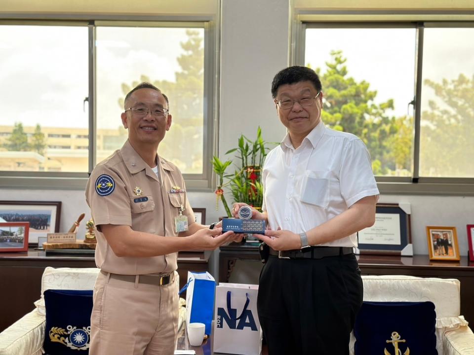 (右)臺鐵局局長杜微與(左)海軍軍官學校劉寶文校長互贈紀念品（圖：交通部臺鐵局）