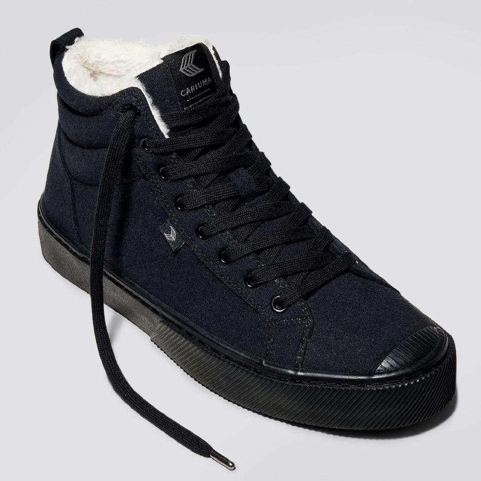 Cariuma Therma All Black Suede