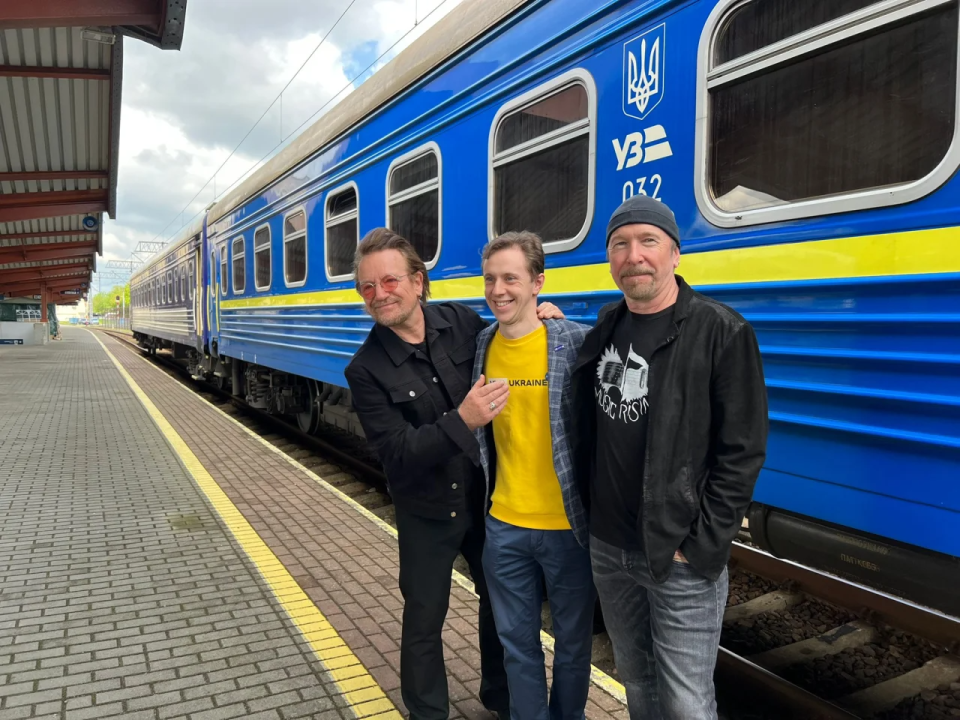 Members of the legendary band U2 Bono (left) and Edge (right) willingly take pictures with Ukrainians <span class="copyright">Ukrzaliznytsia</span>