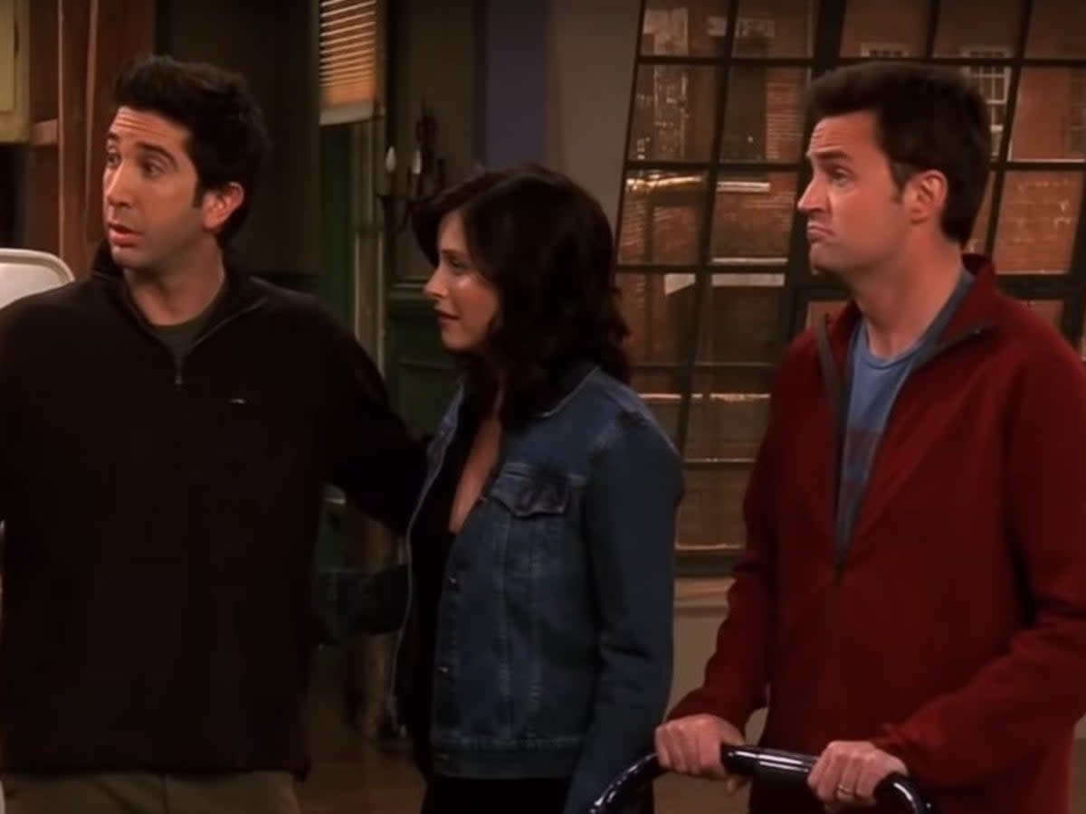Perry with Schwimmer and Cox during the final episode of ‘Friends’ (HBO)