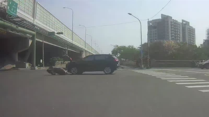 高雄昨天發生一起驚悚車禍，63歲曾姓男騎士被闖紅燈汽車撞飛（圖／翻攝自臉書社團「左營楠梓人」）