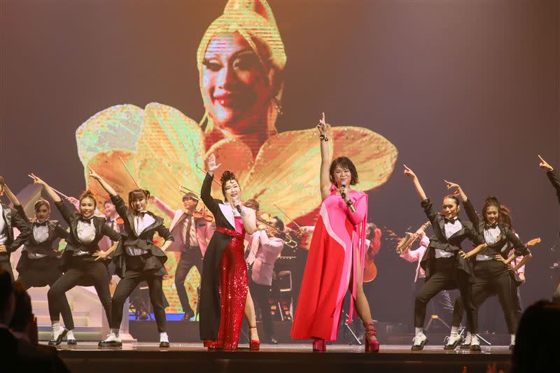 張秀卿（左）、吉那楊淑喻登上第35屆金曲舞台演唱。（圖／台視提供）