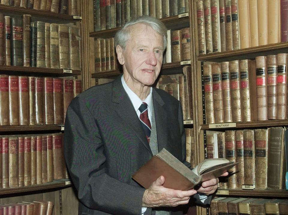 Ian Smith lideró la secesión de Rodesia (actual Zimbaue) del Imperio Británico. Declaró unilateralmente la independencia e instauró un régimen segregacionista con un sistema de apartheid similar al de Sudáfrica para preservar el dominio de la minoría blanca. Finalmente, aceptó firmar un acuerdo para compartir el poder con Robert Mugabe, quien se convirtió en primer ministro del país en 1980. (Foto: Dave Caulkin / AP).