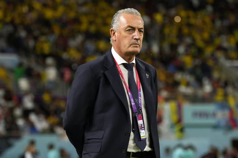 Gustavo Alfaro y su semblante serio durante la derrota contra Senegal, que eliminó a Ecuador del Mundial de Qatar; el rafaelino decidirá en familia cuál será su futuro, pero la Federación Ecuatoriana adelantó que lo quiere.