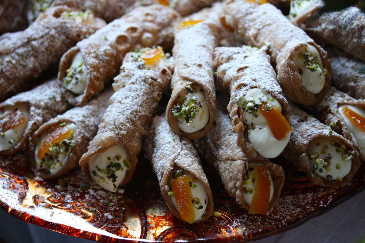 cannolis