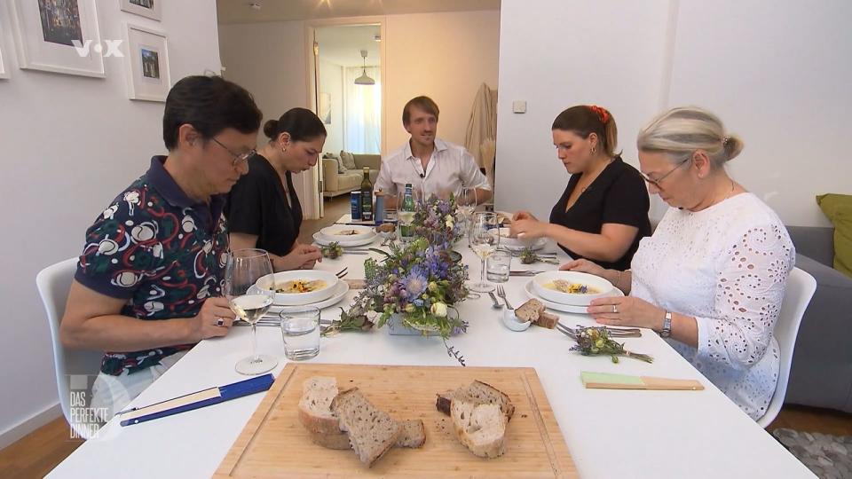 Der Vorspeisenteller mit Ravioli in Mozzarella-Sahnecreme und Blümchendeko gefällt den Gästen optisch sehr gut, von links: Kin, Shiva, Gastgeber Claas, Vicky und Lucyna.
 (Bild: RTL)