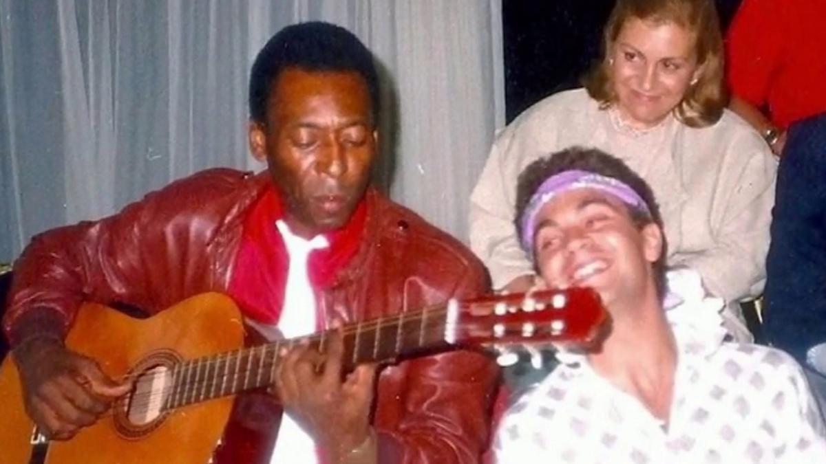 Manuel Mijares saca a la luz una foto de Pelé tocando la guitarra en una  reunión de amigos