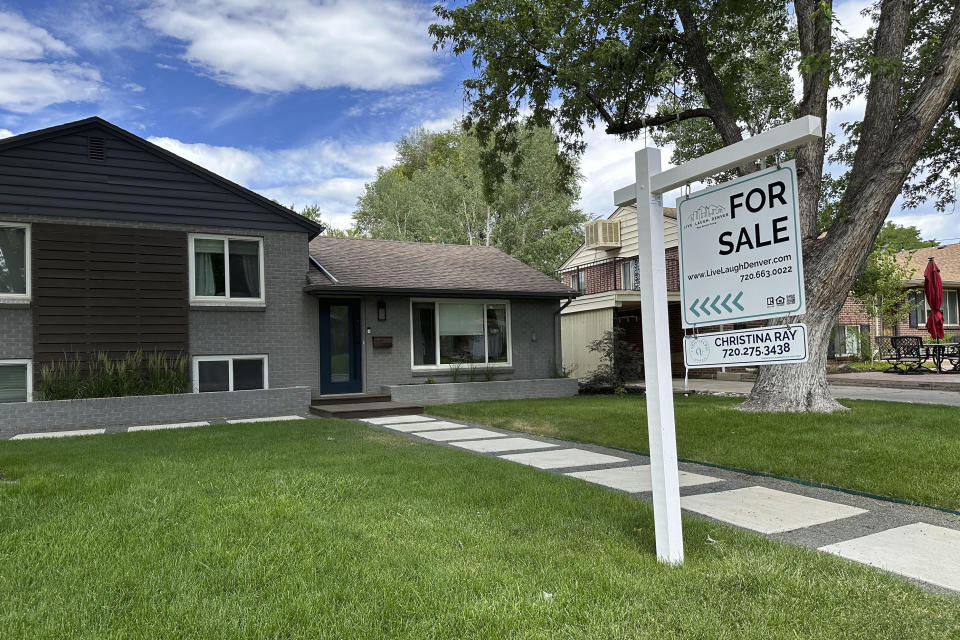 FILE - A for sale sign stands outside a single-family home June 27, 2024, in Englewood, Colo. On Thursday, Aug. 1, 2024, Freddie Mac reports on this week's average U.S. mortgage rates. (AP Photo/David Zalubowski, File)