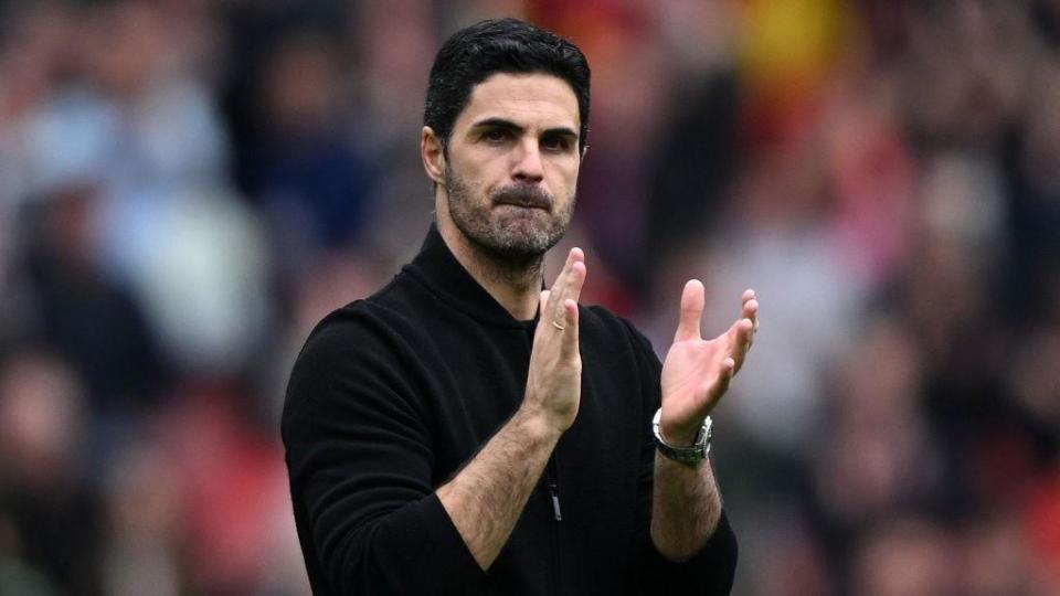 Mikel Arteta applauds the fans