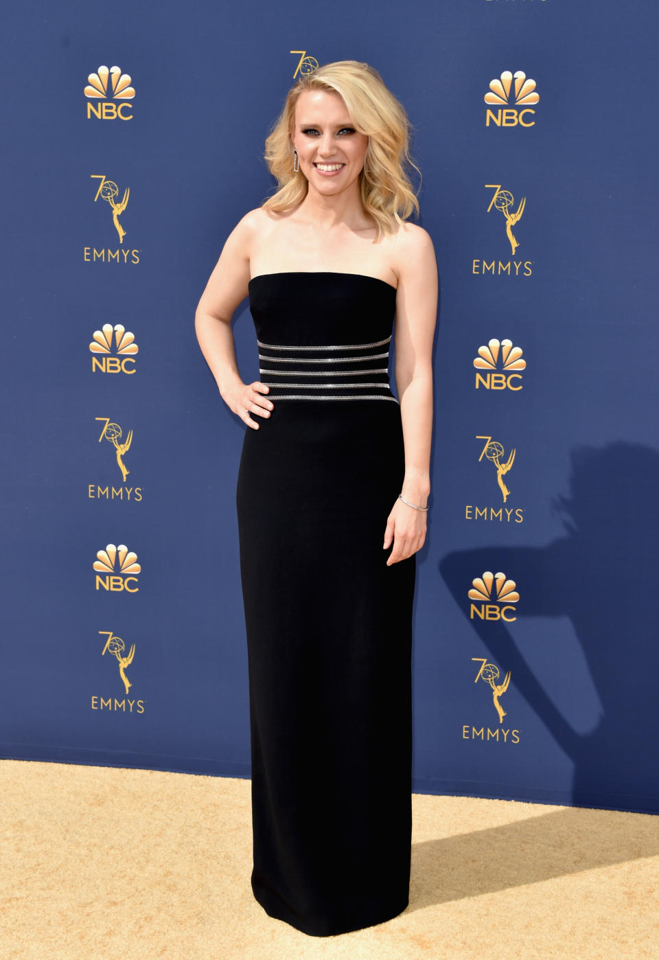 <p>Jones’ “Saturday Night Live”-Kollegin Kate McKinnon wählte einen dezenteren Look, sah in ihrem trägerlosen, schwarzen Kleid mit Reißverschlüssen um die Taille nicht weniger großartig aus. (Fhoto: John Shearer/Getty Images) </p>