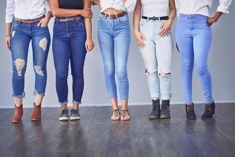 Existen muchos cortes de jeans diferentes y todos tienen un efecto en tu silueta. Foto: Getty Images. 