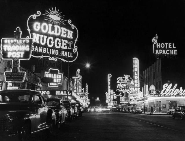Las Vegas, USA - August 26, 2009: The Riviera Hotel And Casino Is One Of  The First Flashy Hotel Casinos To Open On Las Vegas Boulevard In 1955. Seen  Here Is The