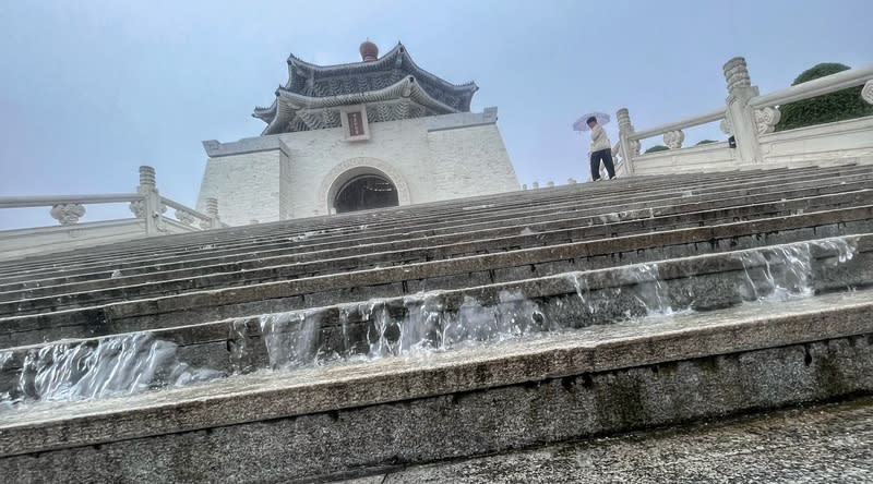 對流雲系發展旺盛  易有短延時強降雨 中央氣象署25日發布大雨特報，午後對流雲系發展旺 盛，易有短延時強降雨，中部以北地區及花蓮山區有 局部大雨發生的機率。圖為台北市中正紀念堂階梯因 雨勢濺起水花。 中央社記者趙世勳攝  113年6月25日 