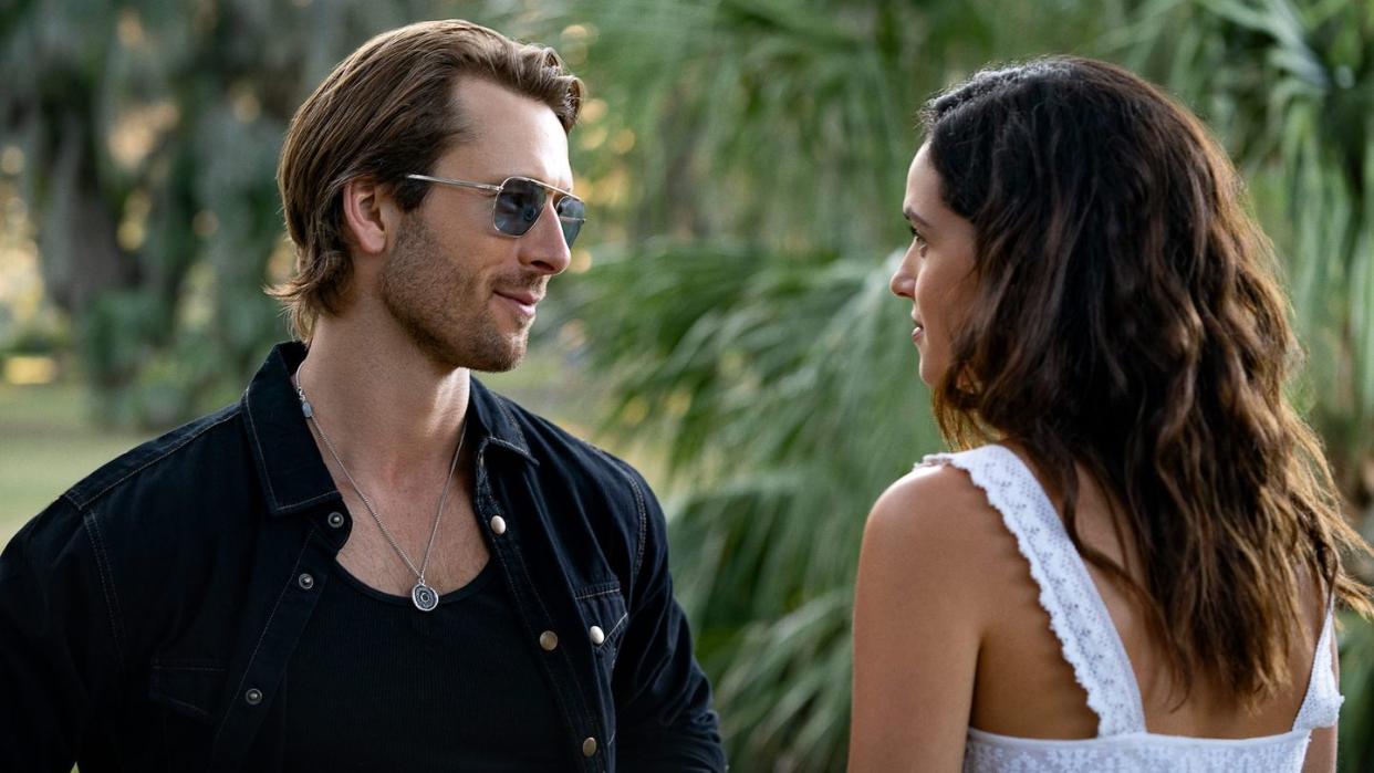 hit man l r glen powell as gary johnson and adria arjona as madison in hit man cr brian roedelnetflix