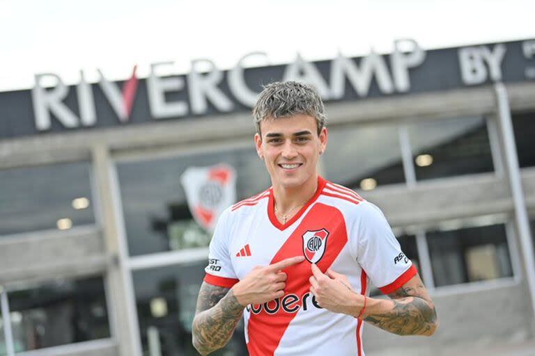 Nicolás Fonseca ya se puso la camiseta de River, tras firmar el contrato y ser presentado en las redes sociales del club