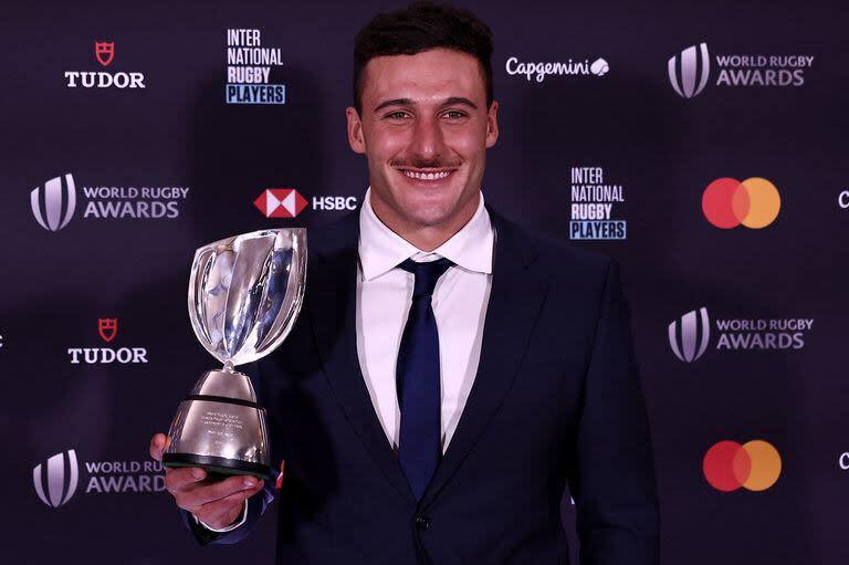 Rodrigo Isgró no podía con su emoción al recibir el premio al mejor jugador de seven del año; ante tantas celebridades, el mendocino pidió hablar en español en el escenario.