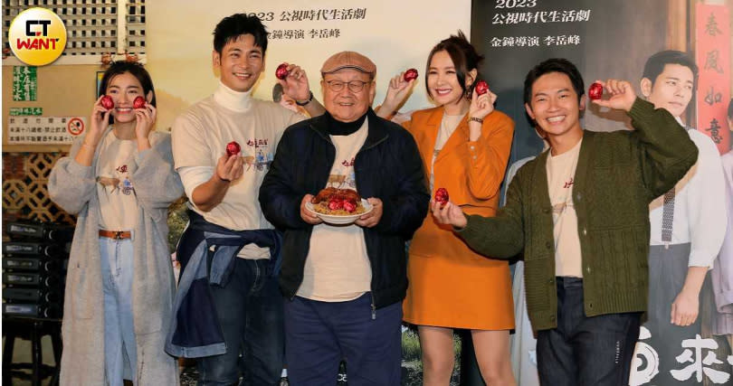 米可白、楊子儀、導演李岳峰、安心亞、蔡昌憲今為《牛車來去》慶祝播出滿月。（圖／方萬民攝）