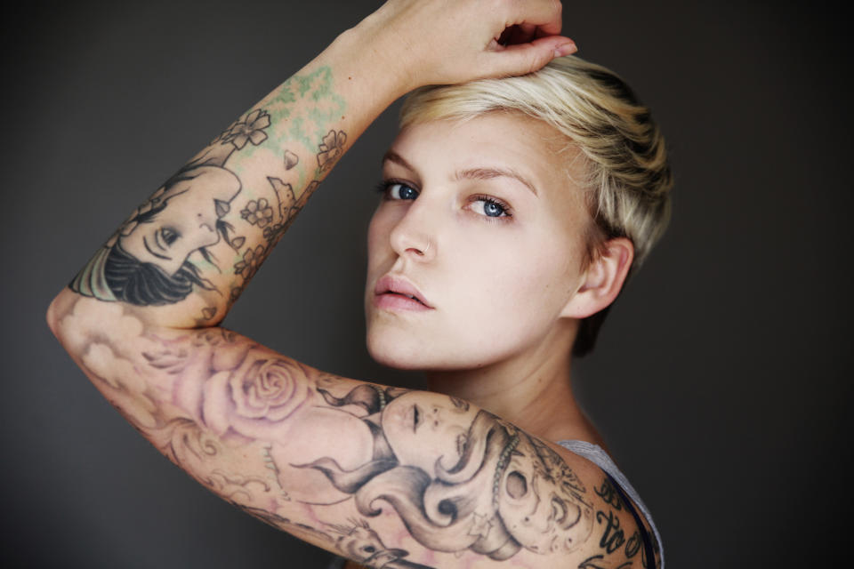 Für die einen unvorstellbar, für andere wichtig: Tattoos temporär zu überschminken, kann manchmal notwendig sein. (Bild: Getty Images)