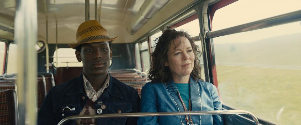 Stephen (Micheal Ward, left) and Hilary (Olivia Colman) go on a seaside holiday in "Empire of Light."