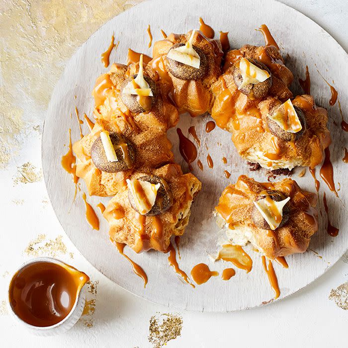 <p>Do you have a sweet tooth? You'll love this wreath to share.</p><p>It combines crisp choux pastry generously filled with vanilla cream and topped with Swiss chocolate fondant, white chocolate curls and salted caramel sauce.<br></p>