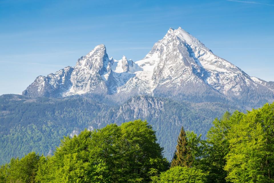 <p>Dominant und ehrfürchtig ragt der Watzmann als zentraler Bergstock in den Berchtesgadener Alpen. Der charakteristische Berg ist mit seinen 2.713 Metern der zweithöchste Berg Deutschlands - nach der Zugspitze. Unverwechselbar ist die beeindruckende Felsformation am Gipfel. Wegen der Haupt- und Nebengipfel wird die Formation oft als "Familie Watzmann" bezeichnet. (Bild: iStock / bluejayphoto)</p> 