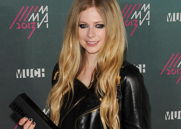 SINGLE PREMIERE: Avril Lavigne – “Here's To Never Growing Up” (+