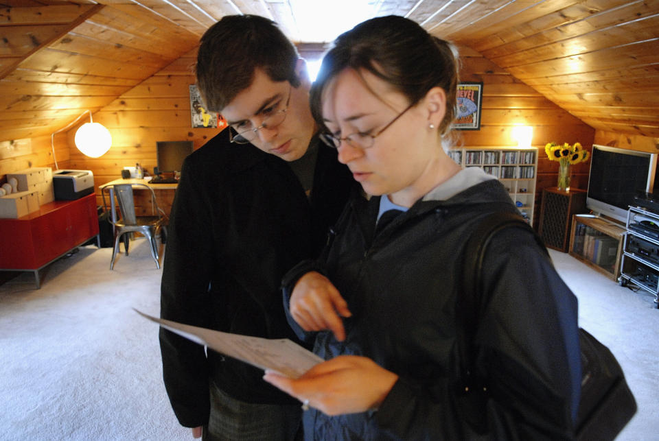 Prospective buyers Nick (L) and Laura Partee visit an open house for sale in Alexandria, Virginia. Real estate agents in several parts of the United States are beginning to see signs of life among people looking for homes to buy.  (Credit: Jonathan Ernst, REUTERS) 