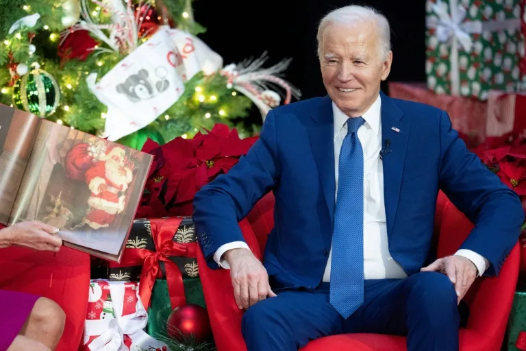 US President Joe Biden pays a holiday visit to patients and families at Children's National Hospital in Washington on December 22, 2023 (SAUL LOEB)