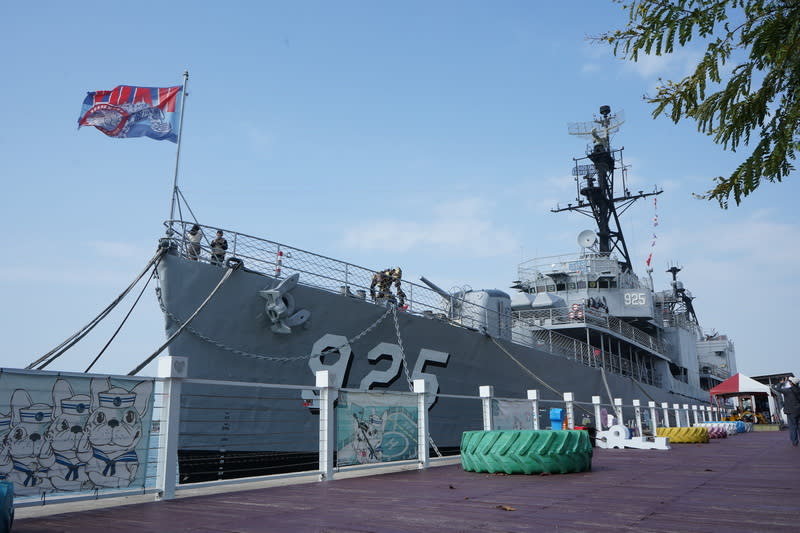 位於安平區的德陽艦園區一側置放著退役的德陽艦