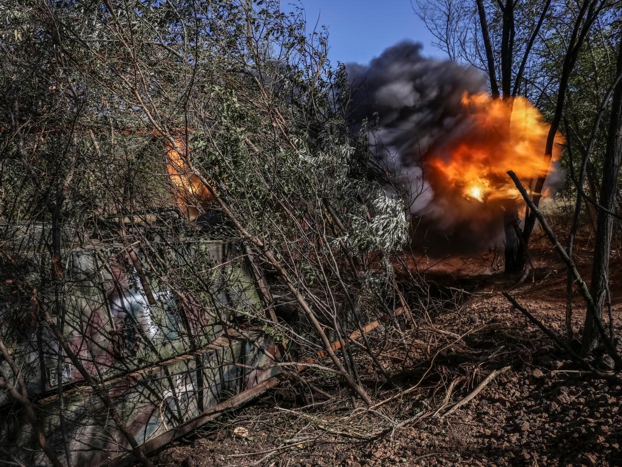 Ukrainian servicemen fire a M109 self-propelled howitzer towards Russian troops (REUTERS)