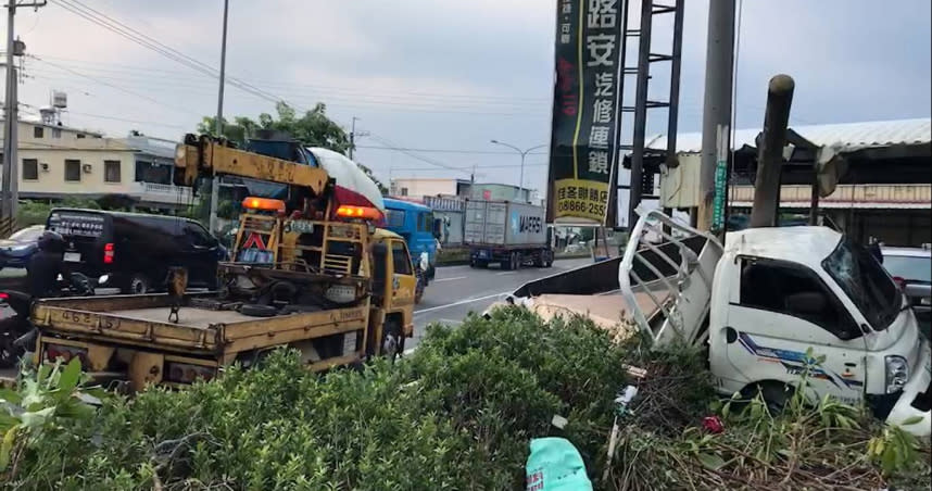 駕駛酒駕擦撞汽修廠的電桿。（圖／讀者提供）