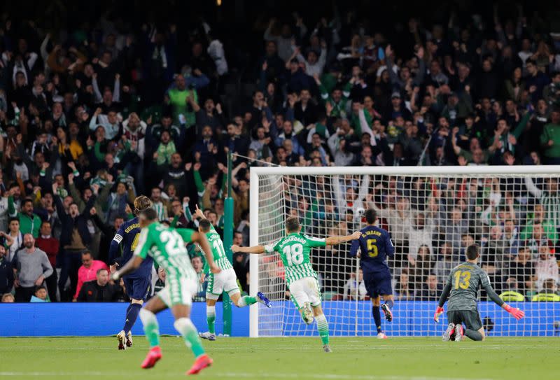 Foto del domingo del delantero de Real Betis Cristian Tello celebrando tras marcar el segundo gol de su equipo al Real Madrid