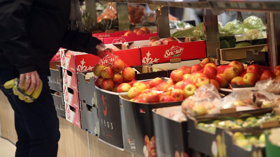 Ein Mann kauft in einem Berliner Supermarkt Obst ein.