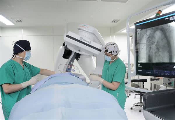 國泰醫院胸腔外科顏銘宏主任(左)於複合式手術室執行冷凍微針消融術。（圖片提供／國泰醫院）