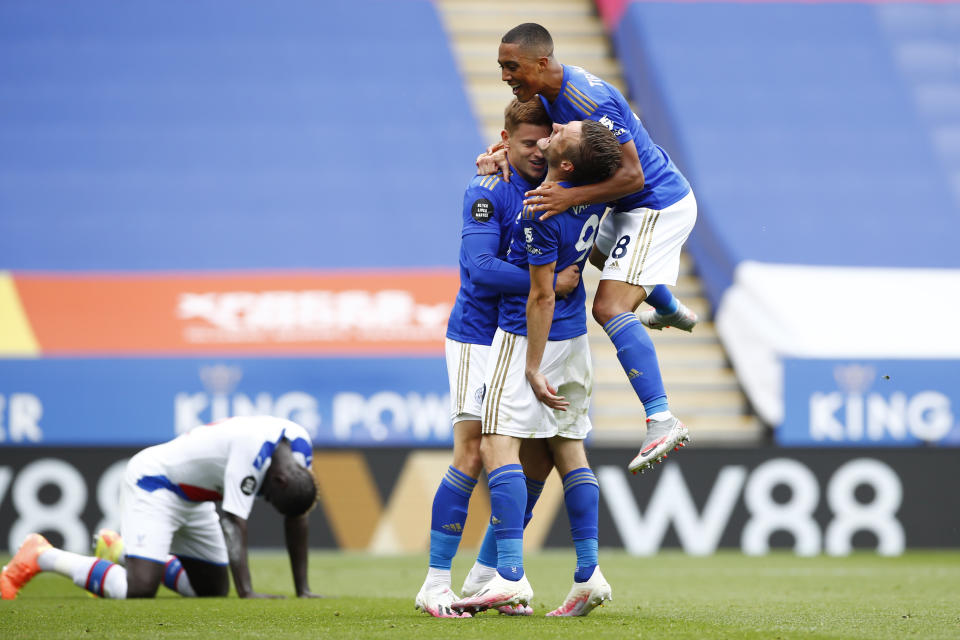 Jamie Vardy (centro), del Leicester, festeja con su compañero Youri Tielemans (derecha) y con Harvey Barnes, durante el partido ante el Crystal Palace, el sábado 4 de julio de 2020, en la Liga Premier inglesa (Jason Cairnduff/Pool via AP)