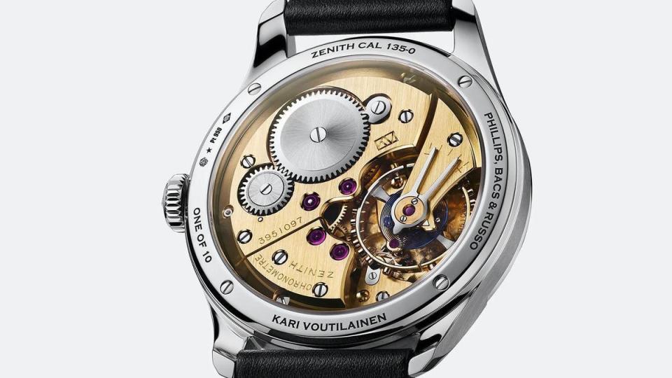 錶背刻有ZENITH Cal.135-O、PHILLIPS, Bacs & Russo和Kari Voutilainen等三方合作的紀念，還有限量10支的標註，透明底蓋的設計讓機芯之美一覽無遺。