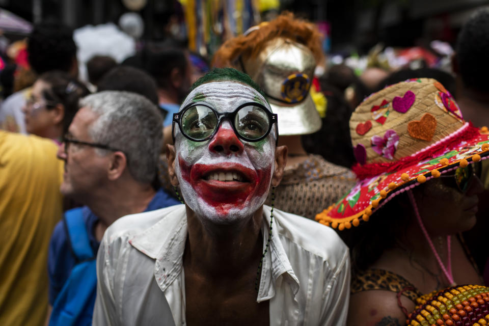 Un hombre disfrazado del Joker (Guasón) se divierte en una fiesta precarnaval del bloco "Cordao do Boitata" en Río de Janeiro, 12 de febrero de 2023. El carnaval comienza oficialmente el 17 de febrero. (AP Foto/Bruna Prado)