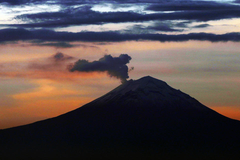 ARCHIVO - Una columna de cenizas y vapor se eleva del volcán Popocatépetl el miércoles 19 de junio de 2019, en esta fotografía captada desde la Ciudad de México. (AP Foto/Marco Ugarte, archivo)