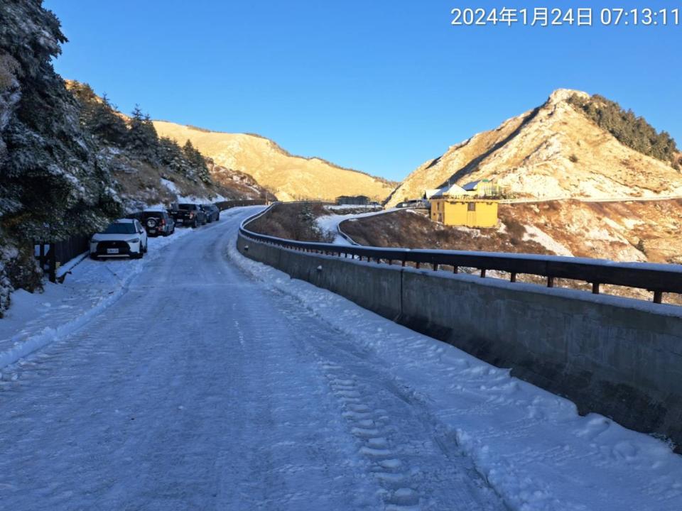 寒流來襲，合歡山23日凌晨開始下雪，厚度達10公分，壯觀的雪景美不勝收。林業保育署南投分署提供