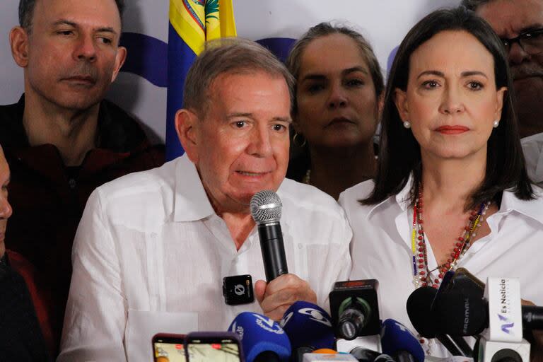 Edmundo González Urrutia, candidato presidencial de la coalición opositora denominada Plataforma Unitaria Democrática (PUD), habla junto a María Corina Machado (d), dirigente de la PUD, durante una conferencia de prensa, en Caracas, Venezuela, el 29 de julio de 2024. El Consejo Nacional Electoral de Venezuela anunció el lunes que el actual presidente, Nicolás Maduro, ha sido reelegido en las elecciones presidenciales celebradas el domingo. (Xinhua/Str) (ms) (ah) (ce)
