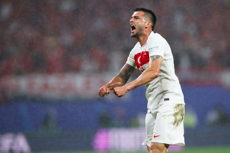 El internacional turco Okay Yokuslu celebra el pase a cuartos de la Eurocopa tras derrotar 2-1 a Austria, este martes 2 de julio en Leipzig (Ronny HARTMANN)