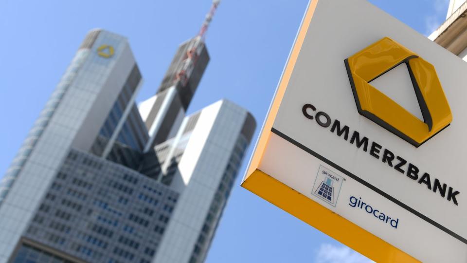 Dass die Commerzbank die Negativzinsen an einen größeren Kundenkreis als bisher weitergeben wird, hatte Finanzvorstand Stephan Engels vor zwei Wochen angekündigt.