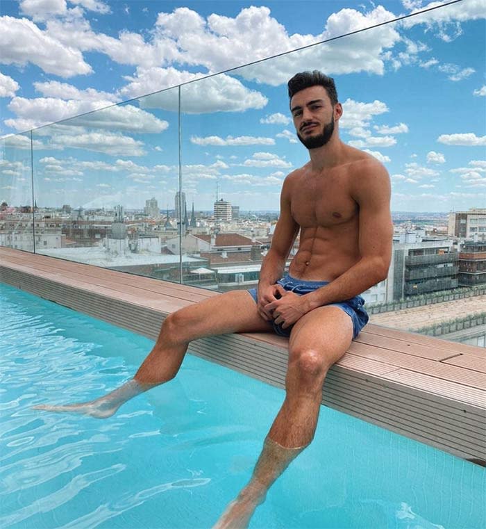 El futbolista Juan Iglesias en la piscina