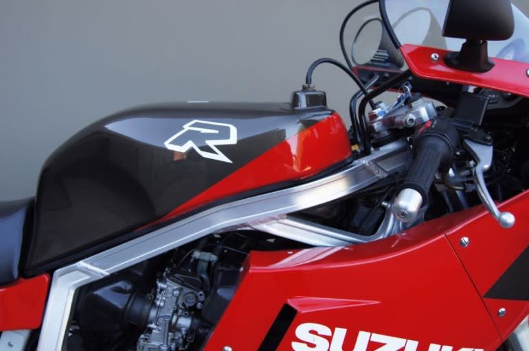 JDM-Spec-1986-Suzuki-GSX-R-750-Limited-Edition-Tank