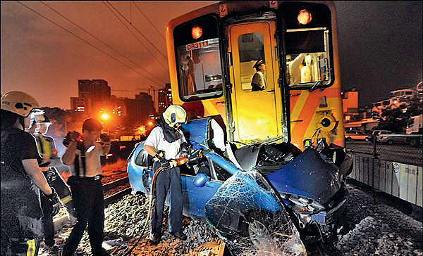 私家車被火車推行200米後，車身撞至嚴重變形，爛成廢鐵。(網上圖片)